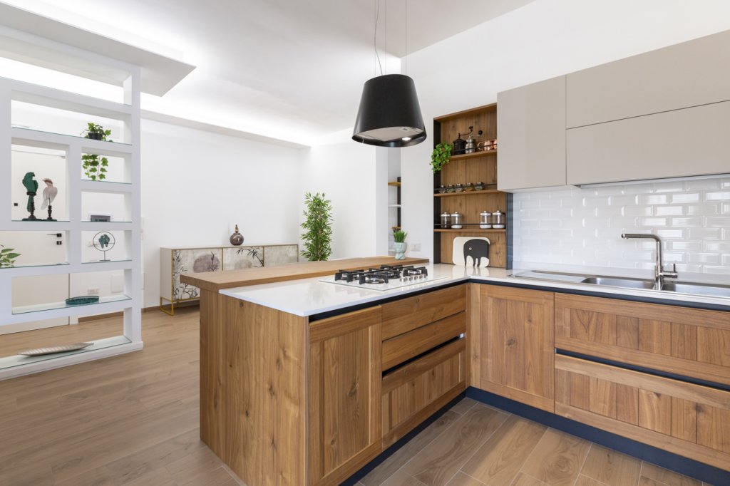 ampia cucina funzionale con forma a L