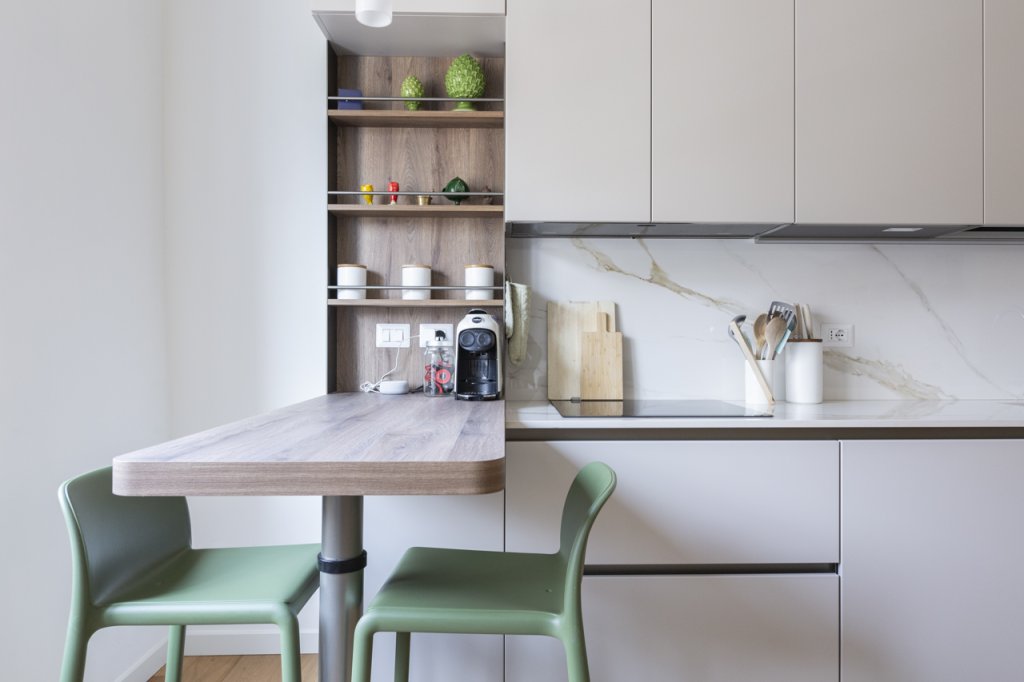 cucina con paraschizzi effetto marmo chiaro
