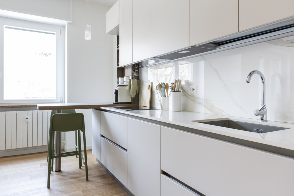 cucina con funzionale penisola in legno