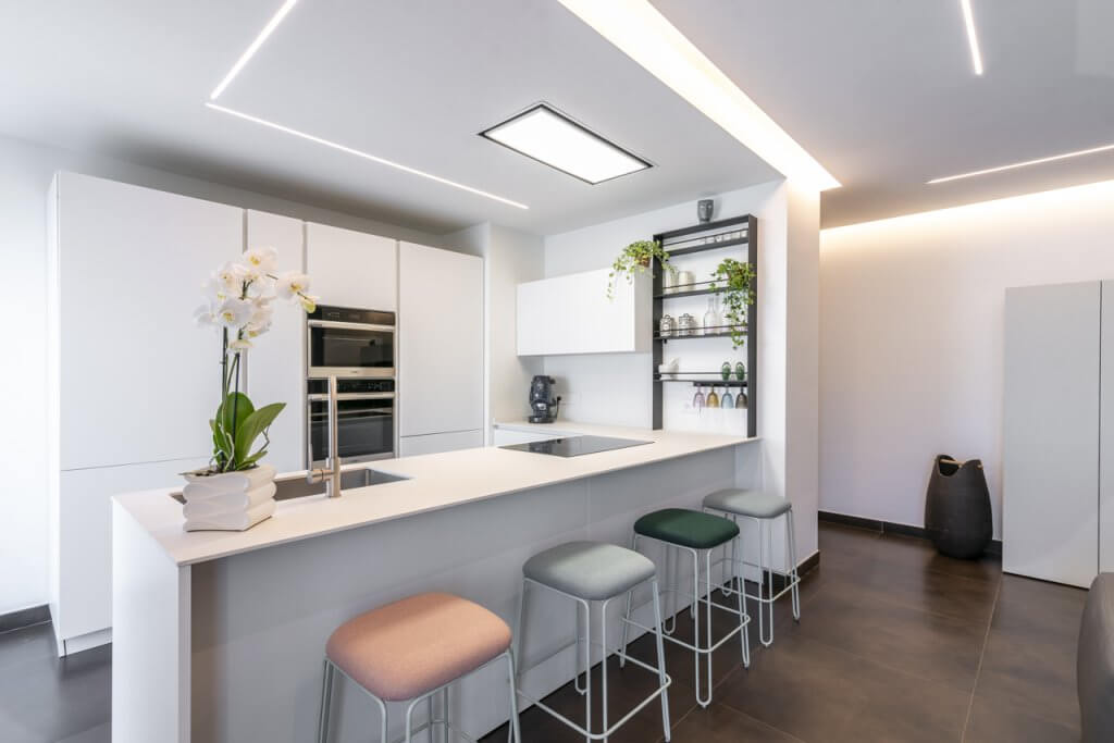 cucina total white con sgabelli multicolor