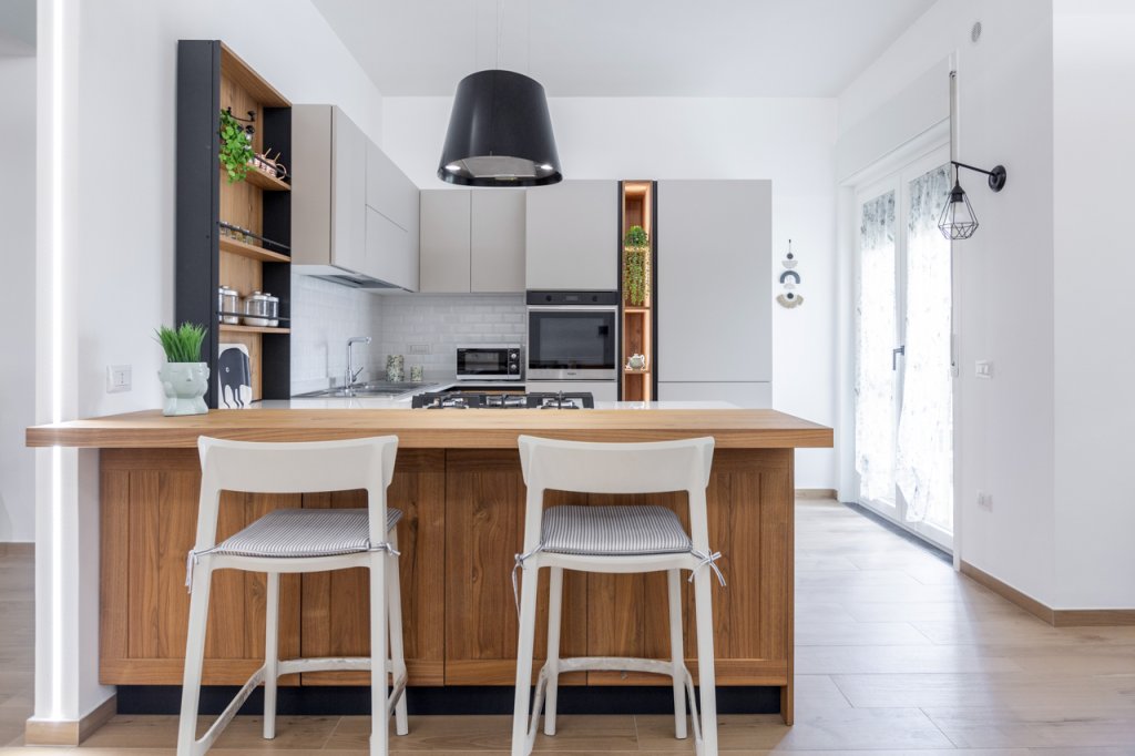 cucina con penisola in legno