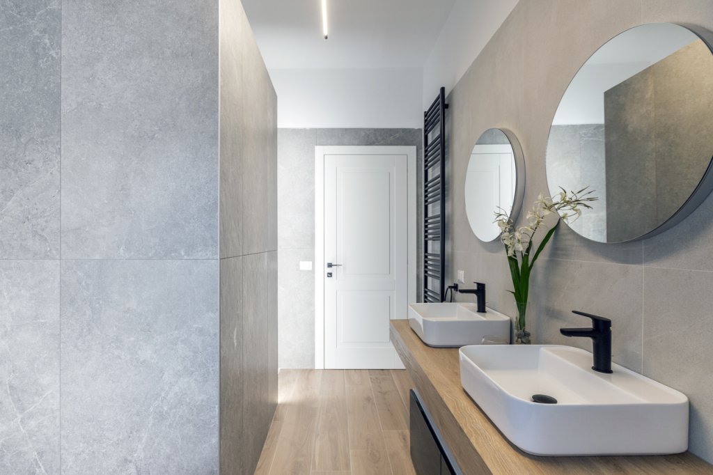 lavabo con rubinetto nero
