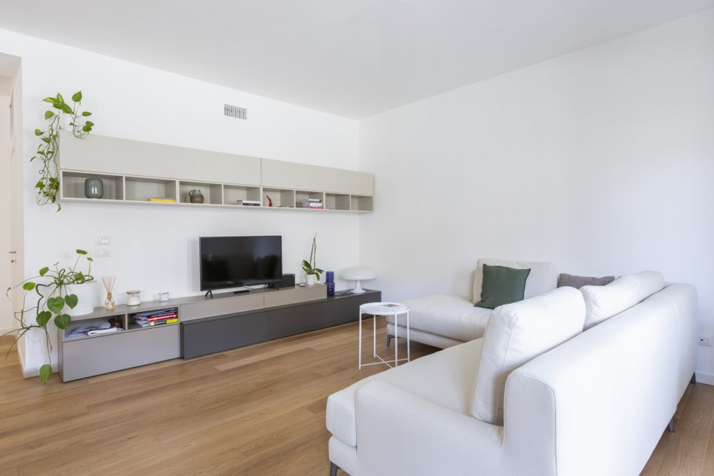 Soggiorno con parquet e parete attrezzata sospesa