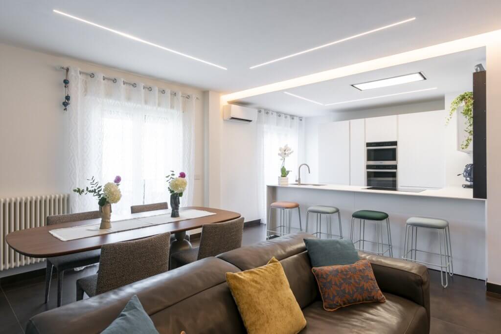 open space luminoso con finestre