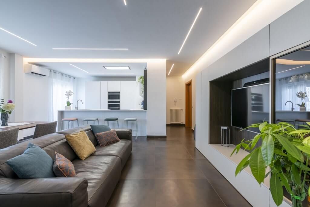 open space cucina-salotto con divano e TV