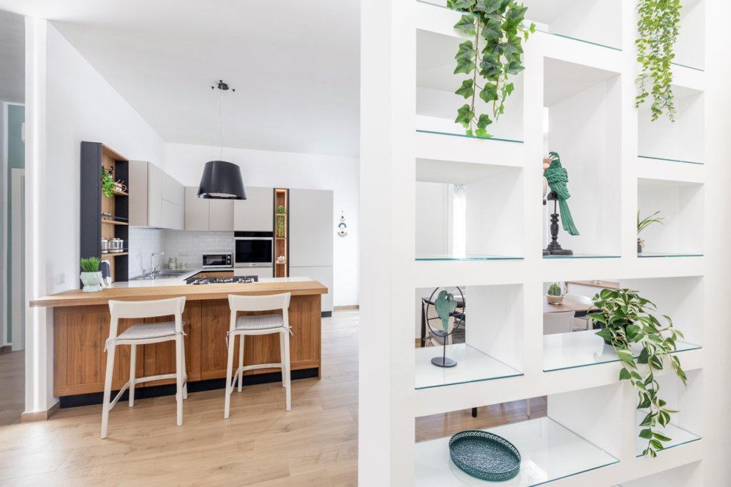 parete moderna che separa l'ingresso e la cucina