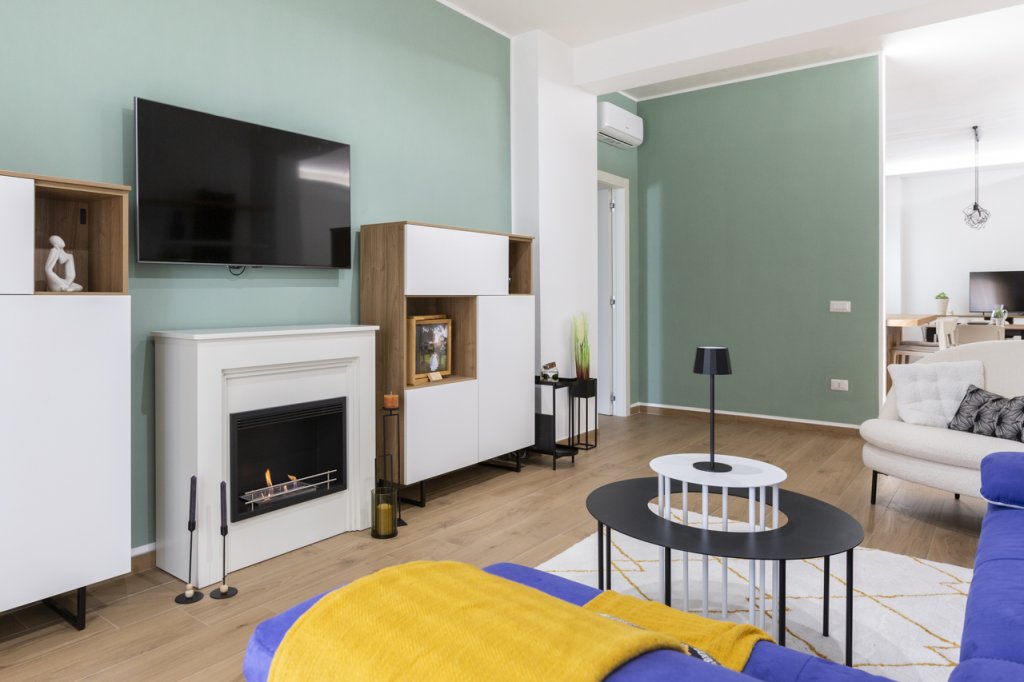living con parete verde pastello