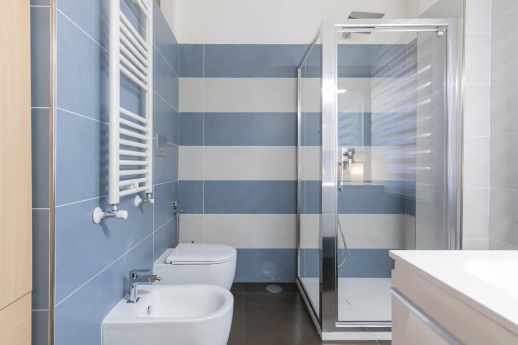 bagno con sanitari moderni