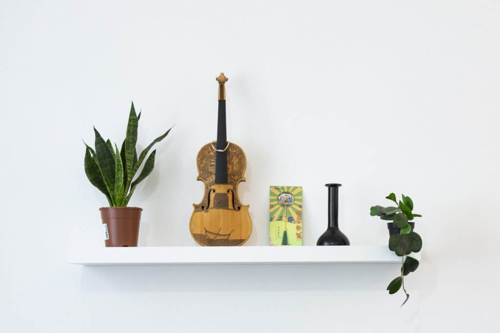 Mensola con soprammobili