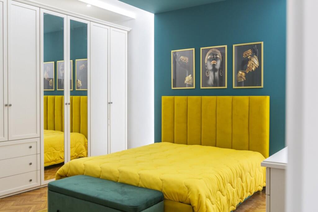 letto in velluto color senape