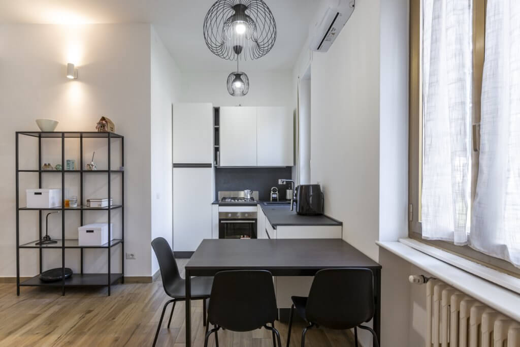 Open space soggiorno cucina con tavolo da pranzo