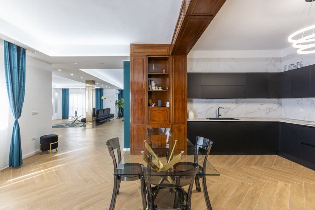 credenza che circonda l'ambiente