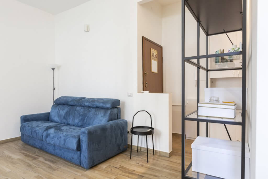 Open space moderno con divano in velluto