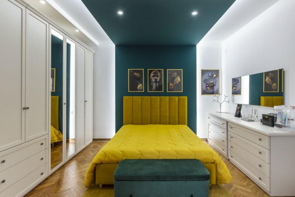 camera da letto con faretti a led