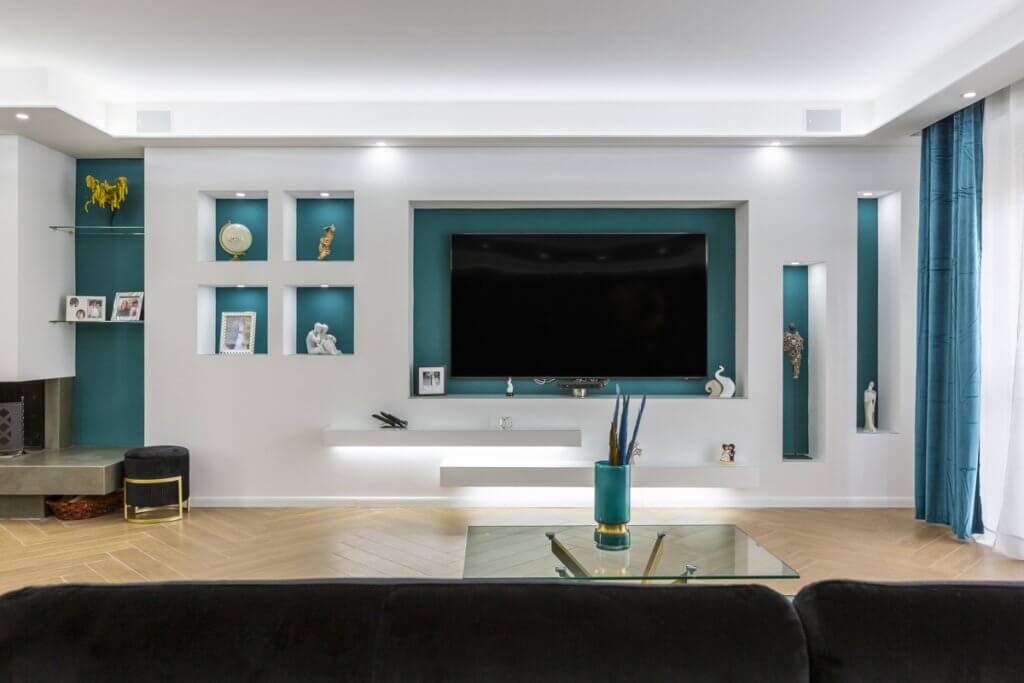 parete contenitore con tv al plasma