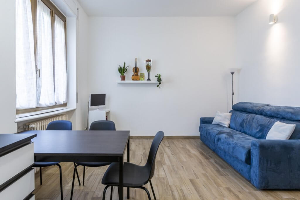 Soggiorno con pavimento in Gres porcellanato effetto legno