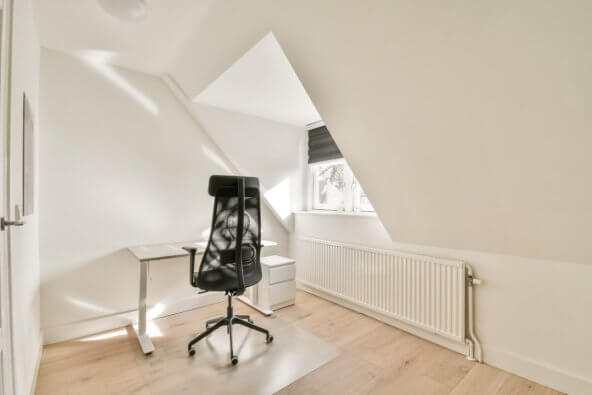 Come arredare una mansarda: guida completa per un ambiente accogliente e funzionale | Facile Ristrutturare arredare mansarda scrivania studio in mansarda