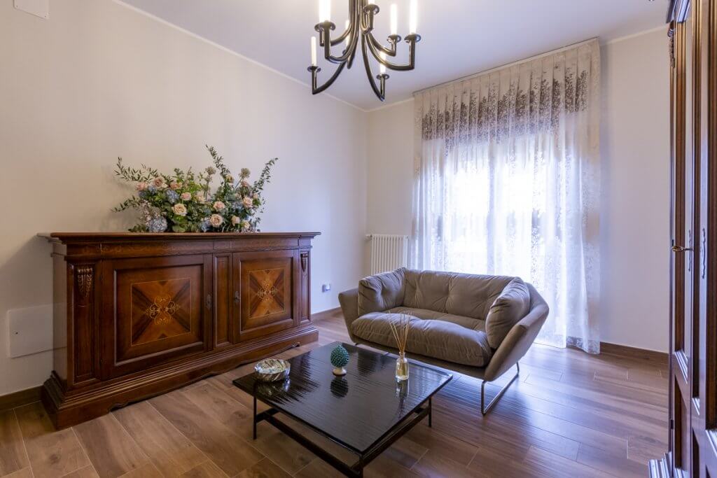 Ristrutturazione a Napoli salone con parquet e divano